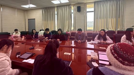 會議室裡的人們  描述已自動生成